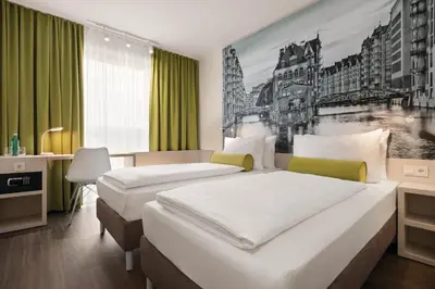 Ein Bett oder Betten in einem Zimmer der Unterkunft Super 8 by Wyndham Augsburg