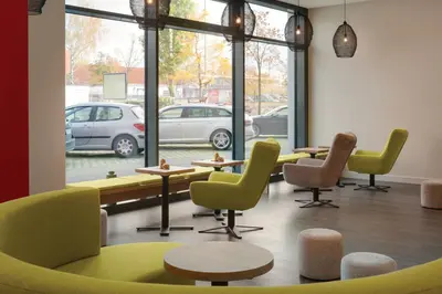 Ein Sitzbereich in der Unterkunft Super 8 by Wyndham Augsburg
