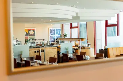 Ein Restaurant oder anderes Speiselokal in der Unterkunft Rugs Hotel Augsburg, Trademark Collection by Wyndham