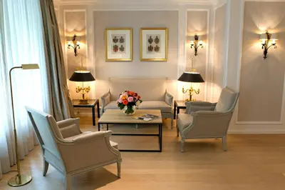 Ein Sitzbereich in der Unterkunft Hotel München Palace