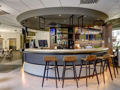 Lounge oder Bar in der Unterkunft Novotel Suites München Parkstadt Schwabing