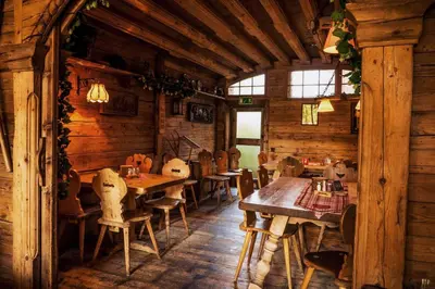 Ein Restaurant oder anderes Speiselokal in der Unterkunft Hotel Almwirt