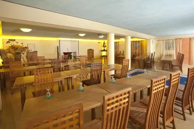 Ein Restaurant oder anderes Speiselokal in der Unterkunft Hotel Henry