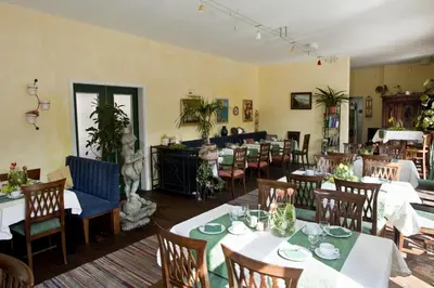 Ein Restaurant oder anderes Speiselokal in der Unterkunft Hotel Henry