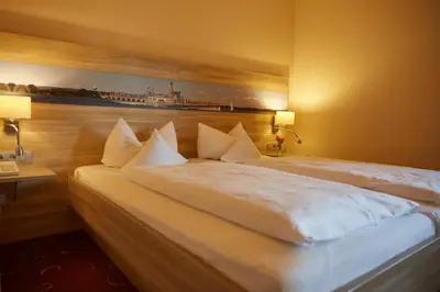Ein Bett oder Betten in einem Zimmer der Unterkunft Hotel Luitpold am See