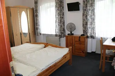 Ein Bett oder Betten in einem Zimmer der Unterkunft Pension Locarno