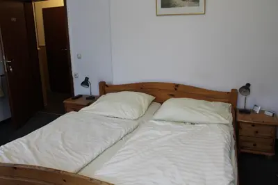 Ein Bett oder Betten in einem Zimmer der Unterkunft Pension Locarno