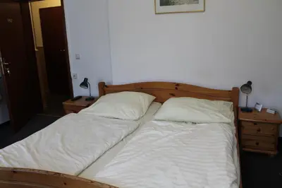 Ein Bett oder Betten in einem Zimmer der Unterkunft Pension Locarno