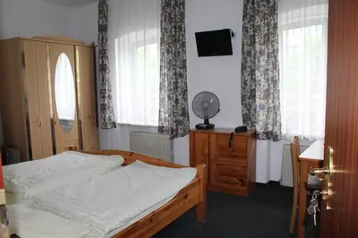Ein Bett oder Betten in einem Zimmer der Unterkunft Pension Locarno