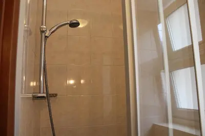 Ein Badezimmer in der Unterkunft Pension Locarno