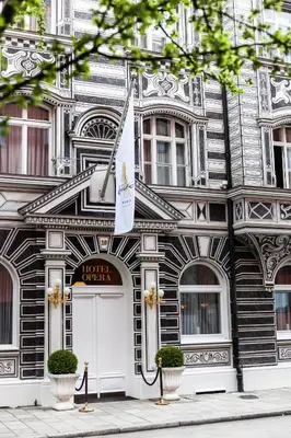 Eine Fassade oder ein Eingang zu Hotel Opera