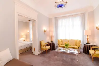 Ein Sitzbereich in der Unterkunft Hotel Opera