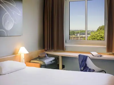 Ein Bett oder Betten in einem Zimmer der Unterkunft ibis Augsburg Koenigsplatz