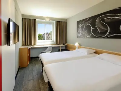 Ein Bett oder Betten in einem Zimmer der Unterkunft ibis Augsburg Koenigsplatz