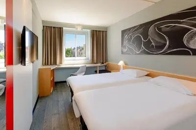 Ein Bett oder Betten in einem Zimmer der Unterkunft ibis Augsburg Koenigsplatz