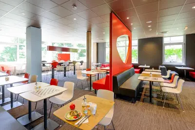 Ein Restaurant oder anderes Speiselokal in der Unterkunft ibis Augsburg Koenigsplatz