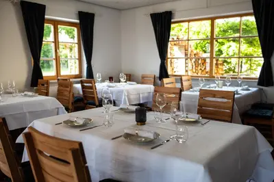 Ein Restaurant oder anderes Speiselokal in der Unterkunft Landgasthof Hittenkirchen