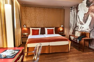 Ein Bett oder Betten in einem Zimmer der Unterkunft Vier Jahreszeiten Kempinski München