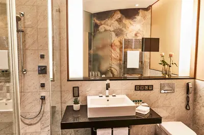 Ein Badezimmer in der Unterkunft Vier Jahreszeiten Kempinski München