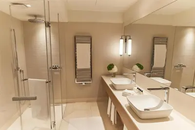 Ein Badezimmer in der Unterkunft Vier Jahreszeiten Kempinski München