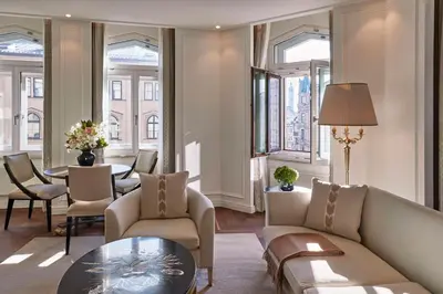 Ein Sitzbereich in der Unterkunft Vier Jahreszeiten Kempinski München