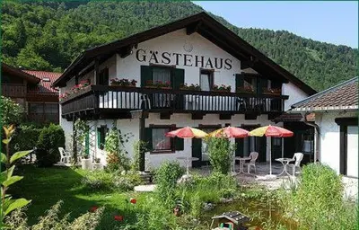 Ein allgemeiner Bergblick oder ein Berglick von der Pension aus