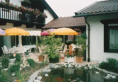 Ein Garten an der Unterkunft Hotel Edelweiß