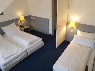 Ein Bett oder Betten in einem Zimmer der Unterkunft Altstadthotel Augsburg