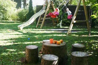 Ein Garten an der Unterkunft Bavaria Biohotel