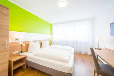 Ein Bett oder Betten in einem Zimmer der Unterkunft Hotel S16