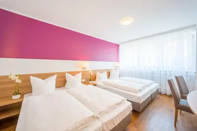 Ein Bett oder Betten in einem Zimmer der Unterkunft Hotel S16
