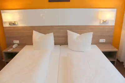 Ein Bett oder Betten in einem Zimmer der Unterkunft Hotel S16