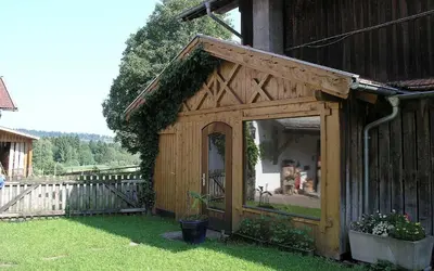 Ein Garten an der Unterkunft Ferienwohnung Nr 3, Lechbruck-Prem, Allgäu
