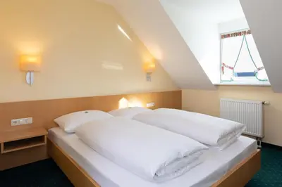 Ein Bett oder Betten in einem Zimmer der Unterkunft Landhotel Restaurant Huberhof Allershausen