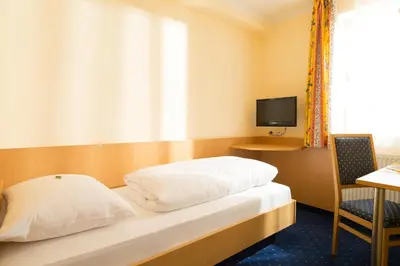 Ein Bett oder Betten in einem Zimmer der Unterkunft Landhotel Restaurant Huberhof Allershausen