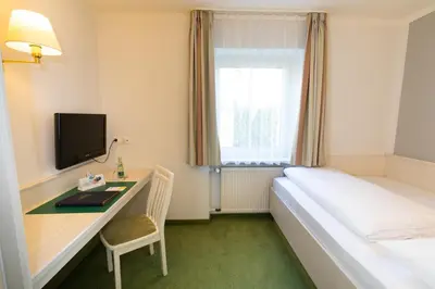Ein Bett oder Betten in einem Zimmer der Unterkunft Landhotel Restaurant Huberhof Allershausen