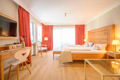 Ein Bett oder Betten in einem Zimmer der Unterkunft Biohotel Garmischer Hof