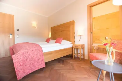 Ein Bett oder Betten in einem Zimmer der Unterkunft Biohotel Garmischer Hof