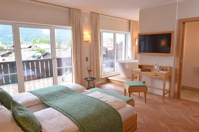 Ein Bett oder Betten in einem Zimmer der Unterkunft Biohotel Garmischer Hof