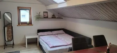 Ein Bett oder Betten in einem Zimmer der Unterkunft Kleine gemütliche Mansardenwohnung im Südosten Münchens