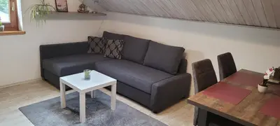 Ein Sitzbereich in der Unterkunft Kleine gemütliche Mansardenwohnung im Südosten Münchens