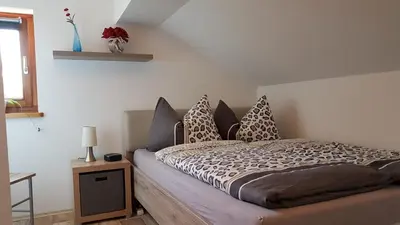 Ein Bett oder Betten in einem Zimmer der Unterkunft Kleine gemütliche Mansardenwohnung im Südosten Münchens