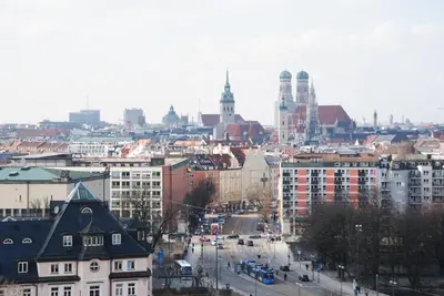 Ein allgemeiner Blick auf München oder ein Stadtblick von des Hotels aus