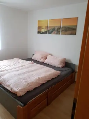 Ein Bett oder Betten in einem Zimmer der Unterkunft 2 Zimmer Wohnung mit Balkon - Nähe Messe