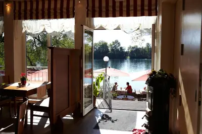Blick auf einen Fluss in der Nähe des Hotels