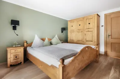 Ein Bett oder Betten in einem Zimmer der Unterkunft Die Suttenhütte