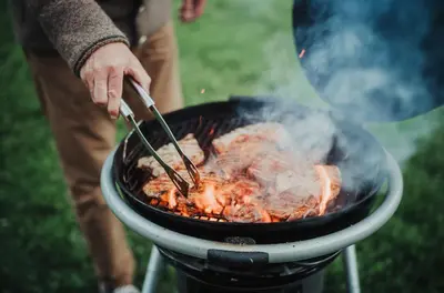 Ein für Gäste verfügbarer Grill im Chalet