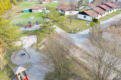 Ein Kinderspielbereich in der Unterkunft Ferienhaus Nr 76, Kategorie Economy, Feriendorf Hochbergle, Allgäu