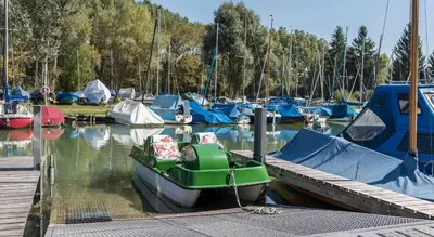 Blick auf einen Fluss in der Nähe des Hotels