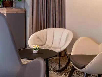 Ein Sitzbereich in der Unterkunft B&B HOTEL München-Messe